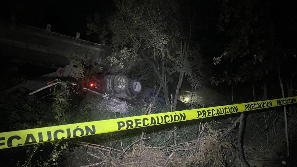 El tráiler cayó del Puente Garrapatas a la altura del kilómetro 210 en dirección de Allende a Montemorelos.