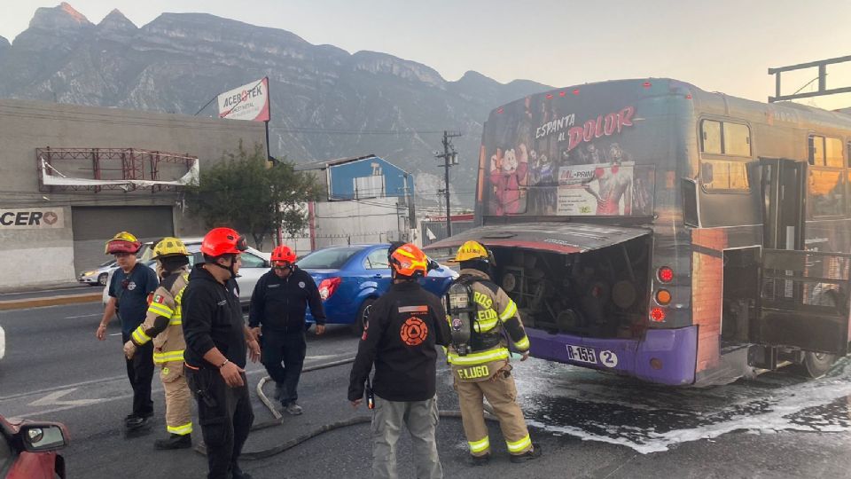 Elementos de Bomberos y Protección Civil Nuevo León, además del Grupo Jaguares sofocaron las llamas que salían de la parte trasera de la unidad.