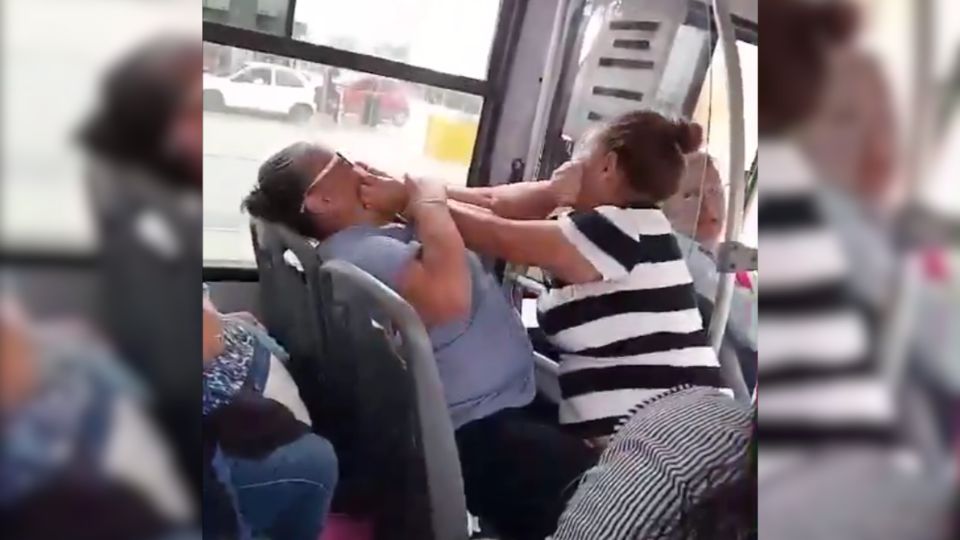 Pasajeras se pelean arriba de un camión en Escobedo: Golpean a chofer | Video