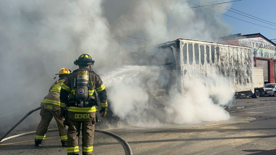 Elementos de Bomberos Nuevo León y personal de Protección Civil de Monterrey sofocaron el fuego que inició aparentemente en el motor de la unidad.