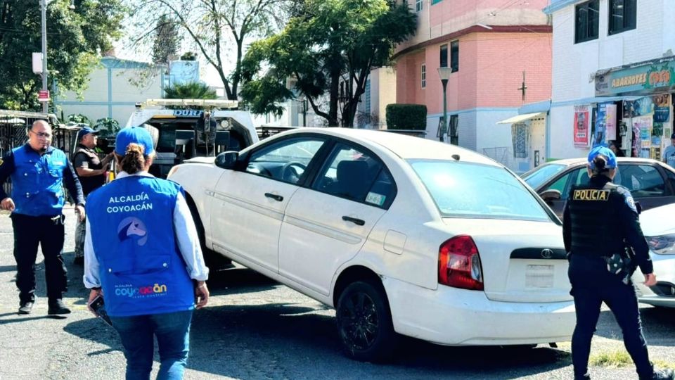 Retiran vehículos abandonados en calles de Coyoacán.