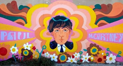 Artista regia realiza mural en honor a Paul McCartney antes de su concierto en Monterrey