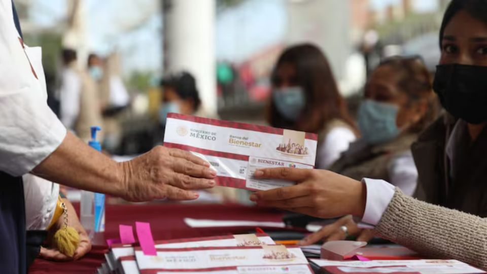 La entrega de estos recursos reafirma el compromiso del gobierno de apoyar a los sectores más vulnerables de la población.