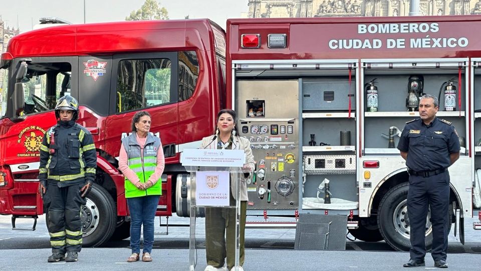 La jefa de Gobierno, Clara Brugada, puso en marcha 11 nuevas unidades para el H. Cuerpo de Bomberos.