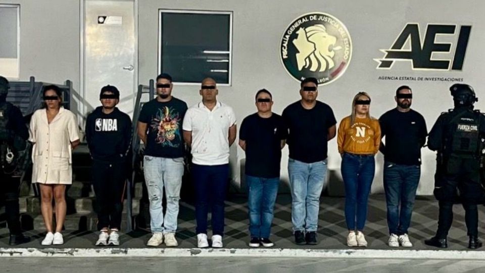 Ocho presuntos delincuentes fueron detenidos con armas largoas y dosis de droga.