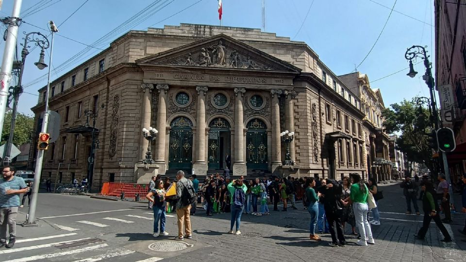 La protesta se desarrolló afuera del Congreso de la CDMX.