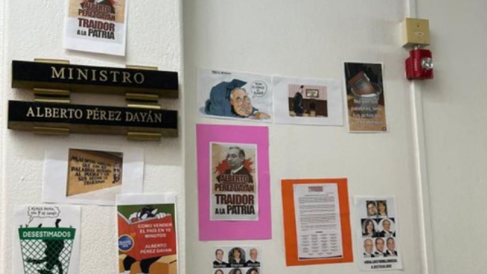 Trabajadores SCJN colocaron memes en el exterior de la oficina del ministro Alberto Pérez Dayán