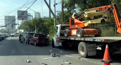 Grúa sin frenos causa choque múltiple en Monterrey; cuatro personas resultan lesionadas