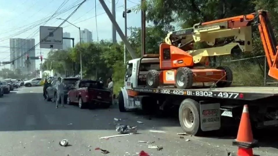 Grúa sin frenos causa choque múltiple en Monterrey; cuatro personas resultan lesionadas