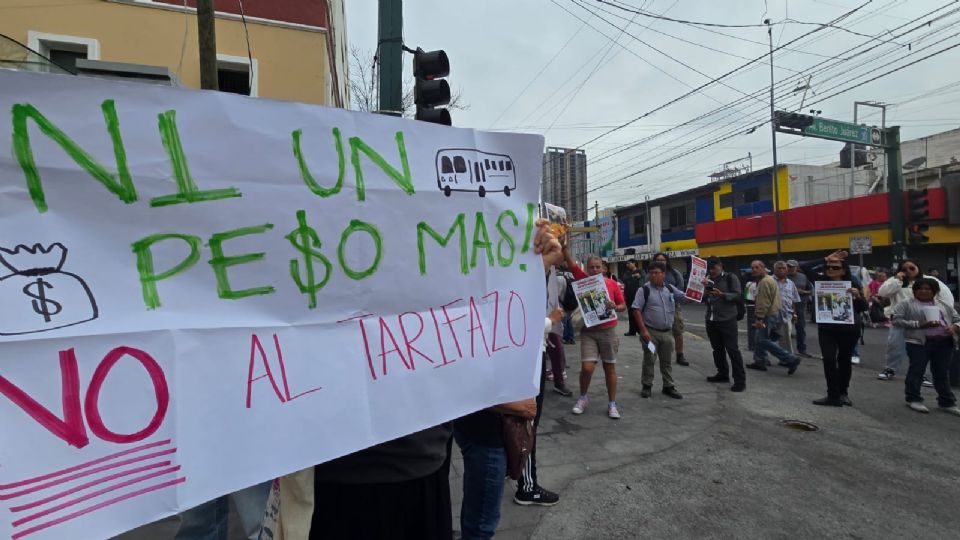 Los manifestantes bloquearon por momentos la avenida Juárez en su cruce con Aramberri en el centro de Monterrey.