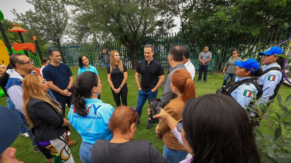 Adrián de la Garza entregó balones a dos escuelas de futbol del sector.