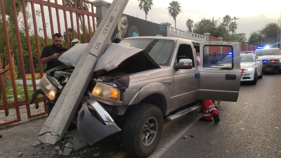 La conductora de la camioneta perdió el control y se impactó contra el poste de la CFE.