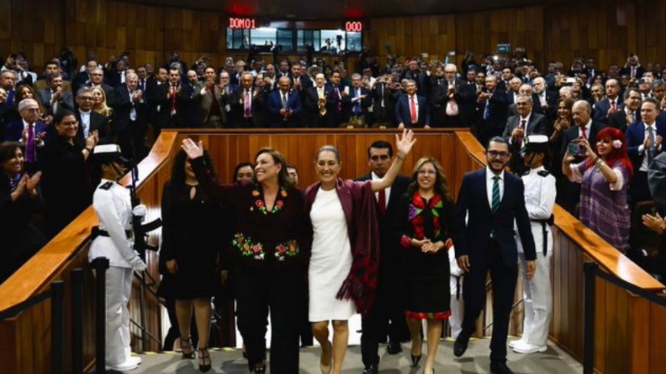 La presidenta Claudia Sheinbaum asiste a la toma de protesta de Rocío Nahle como gobernadora de Veracruz.