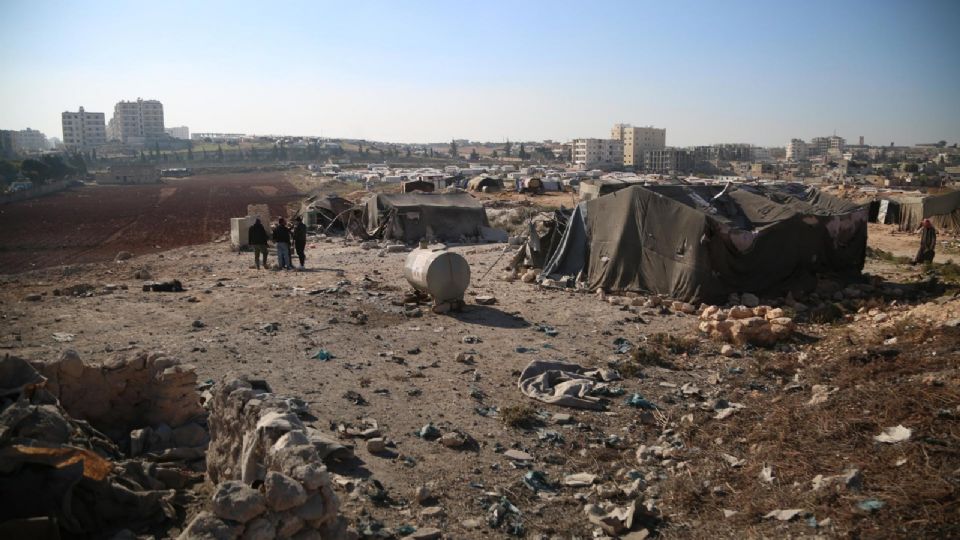 Gente inspecciona los daños después de un ataque aéreo contra un campo de refugiados en el barrio de Al-Jame'a en la ciudad de Idlib, al norte de Siria, el 1 de diciembre de 2024.