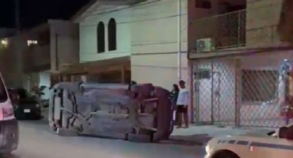 Vuelca automóvil en la colonia La Hacienda en Monterrey