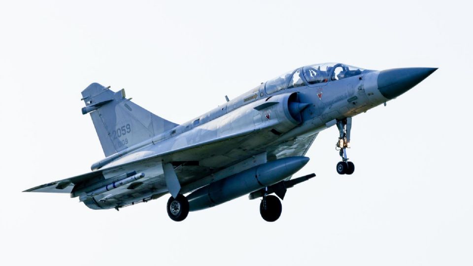 Un avión de combate Mirage 2000 de la Fuerza Aérea de Taiwán se acerca para aterrizar dentro de la base aérea en Hsinchu, Taiwán, el 10 de diciembre de 2024.