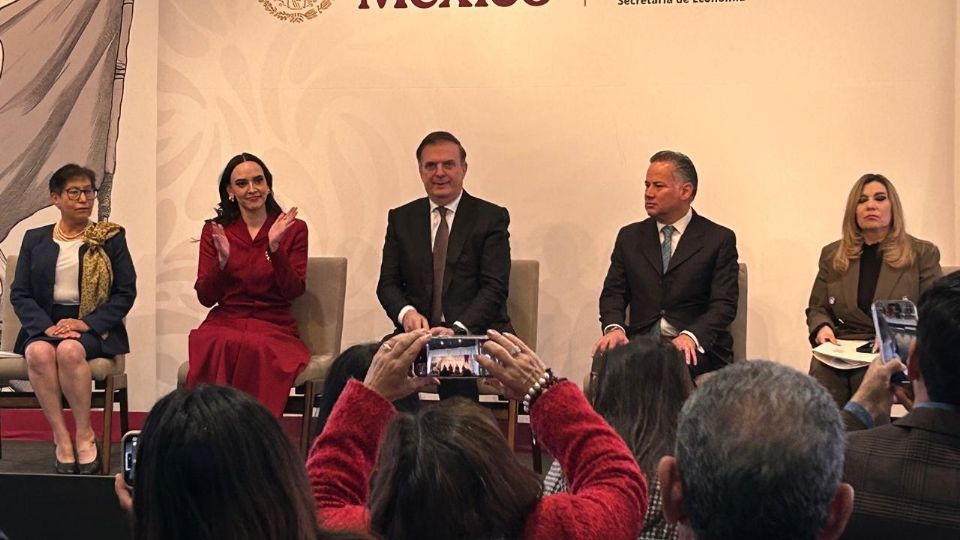 El secretario de Economía, Marcelo Ebrard, asiste a la entrega del Premio IMPI a la innovación.