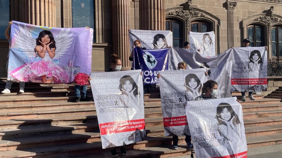 Los familiares de Scarlett protestaron en el Palacio de Gobierno con pancartas.