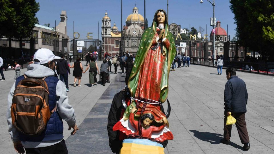 Los peregrinos llegan en cualquier tipo de transporte y la mayoría lo hace a pie, por lo que la calzada Guadalupe.