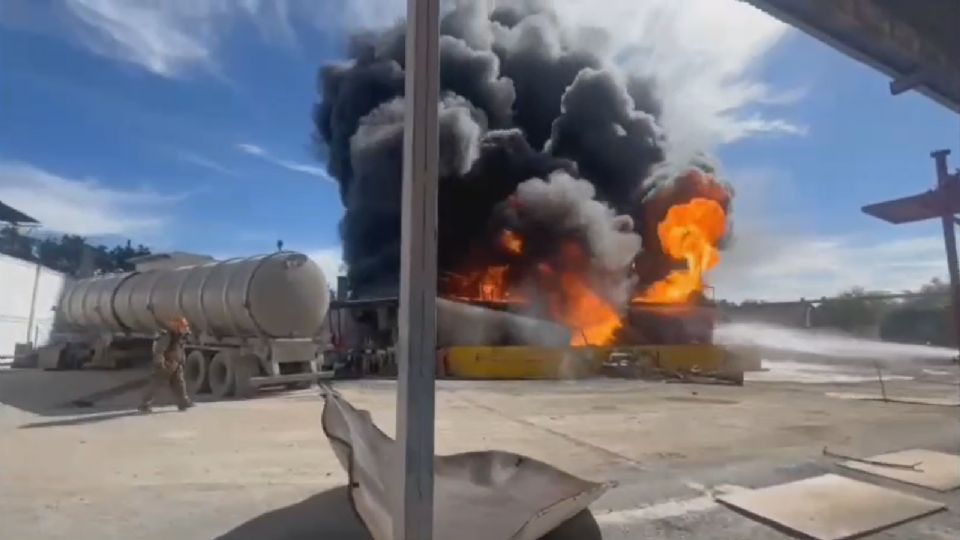 Bomberos estatales, municipales y de empresas privadas trabajan en el combate del fuego en el predio.