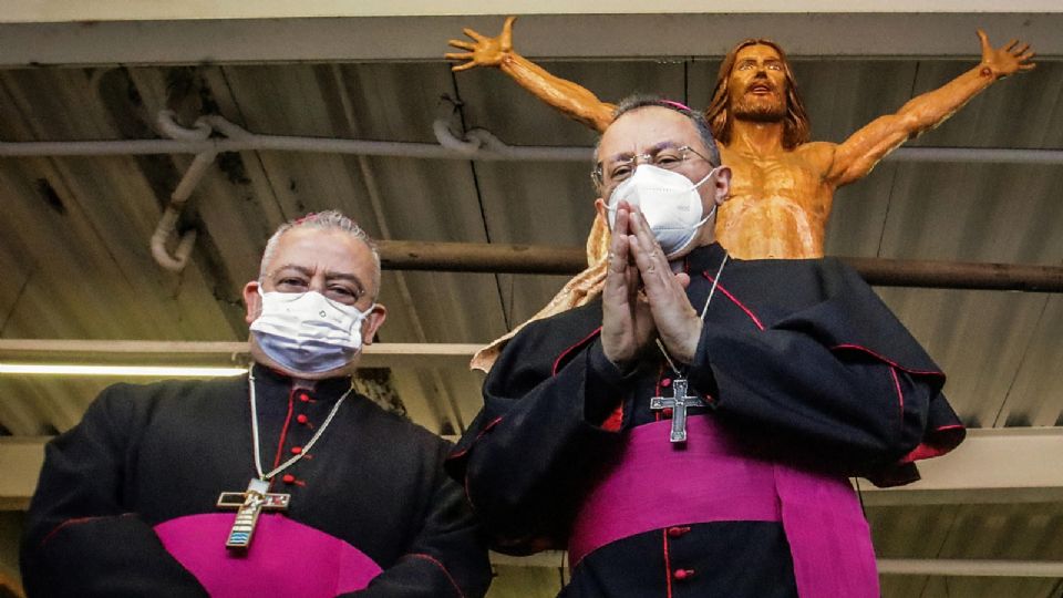 El Nuncio Apostólico en México, monseñor Joseph Spiteri (d), posa durante su visita a un albergue este sábado en la ciudad de Tijuana en, México.