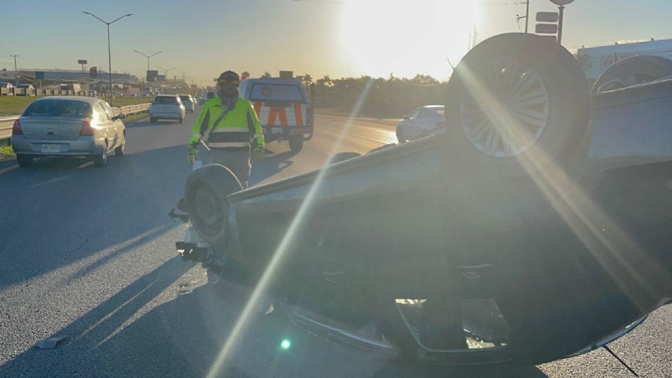 La volcadura se registró a la altura de la avenida Israel Cavazos, justo antes de la caseta de cobro.