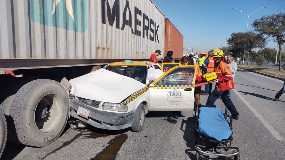 Un hombre quedó prensado en un vehículo tras un choque en Escobedo, Nuevo León. Protección Civil trabaja en su rescate.