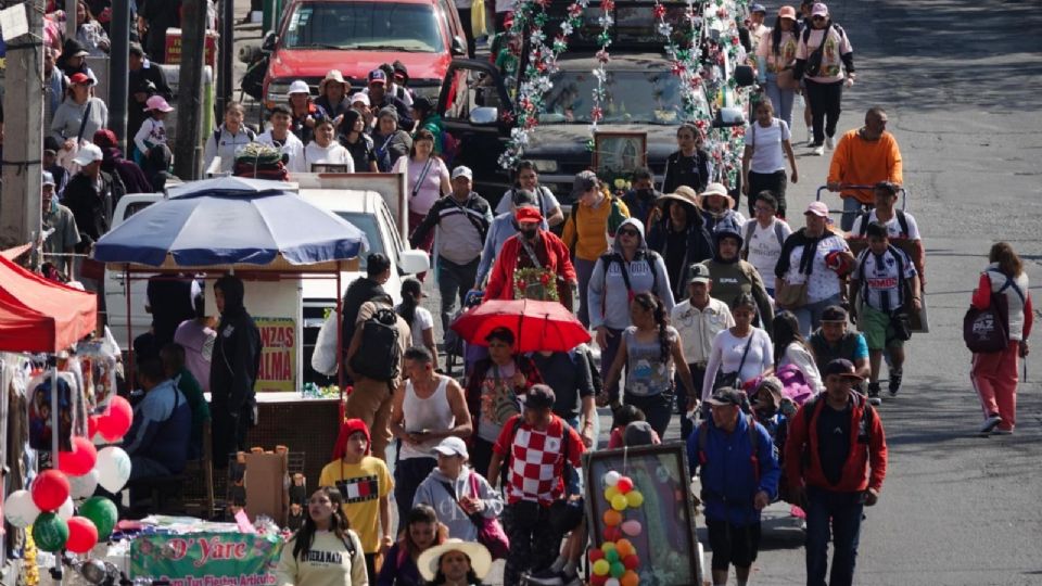 Peregrinos se dirigen a la Basílica de Guadalupe.