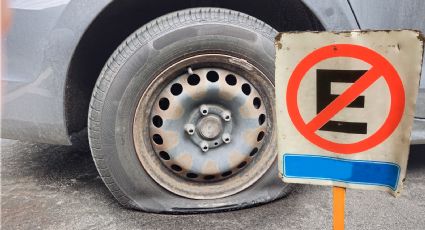 ‘Se ponchan llantas gratis’: ¿Qué dice la ley sobre hacer esto a un coche que se estacionó en nuestra entrada