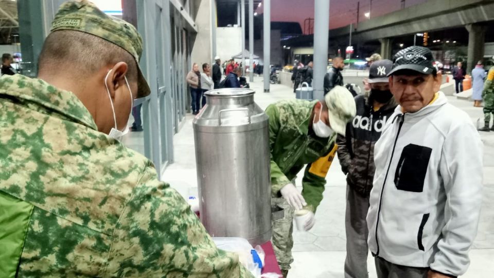 El personal militar repartió pan y café a los transeúntes que pasaban por la avenida Colón en el centro de Monterrey.