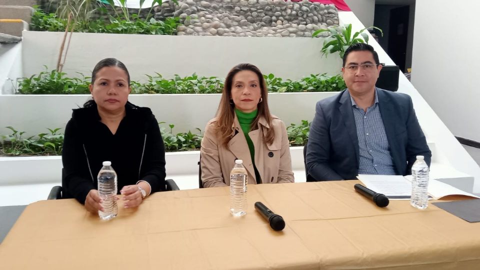 Salvador Vázquez González, representante del movimiento de los trabajadores del PJF; la jueza de distrito, Claudia Elena Hurtado de Mendoza Godínez; e Irma Elizabeth Monzón Velasco, líder de los circuitos a nivel nacional.