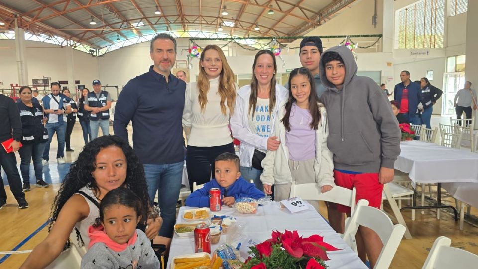 Presidenta del DIF Monterrey, Gaby Oyervides junto a su esposo y Alcalde de Monterrey, Adrián de la Garza.