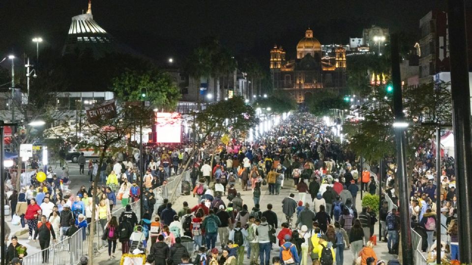 Peregrinos llegan a la Basílica de Guadalupe.