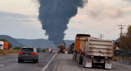 Cierran la Carretera Nacional ante incendio de pipa con combustible; hay un fallecido