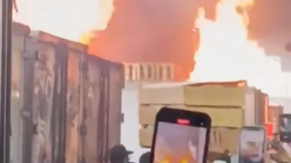 Bomberos de la CDMX lograron sofocar un incendio en la Central de Abastos.