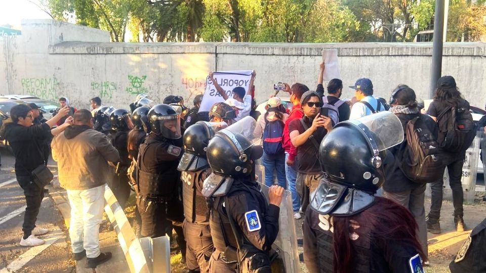 Policías antimotines llegaron a un bloqueo en Tlalpan.