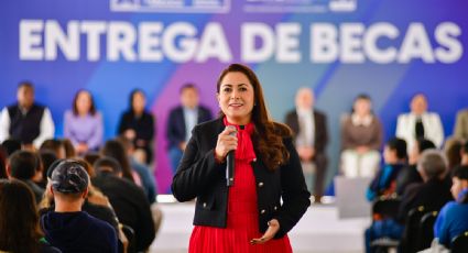 Tere Jiménez continúa entrega de becas en Aguascalientes