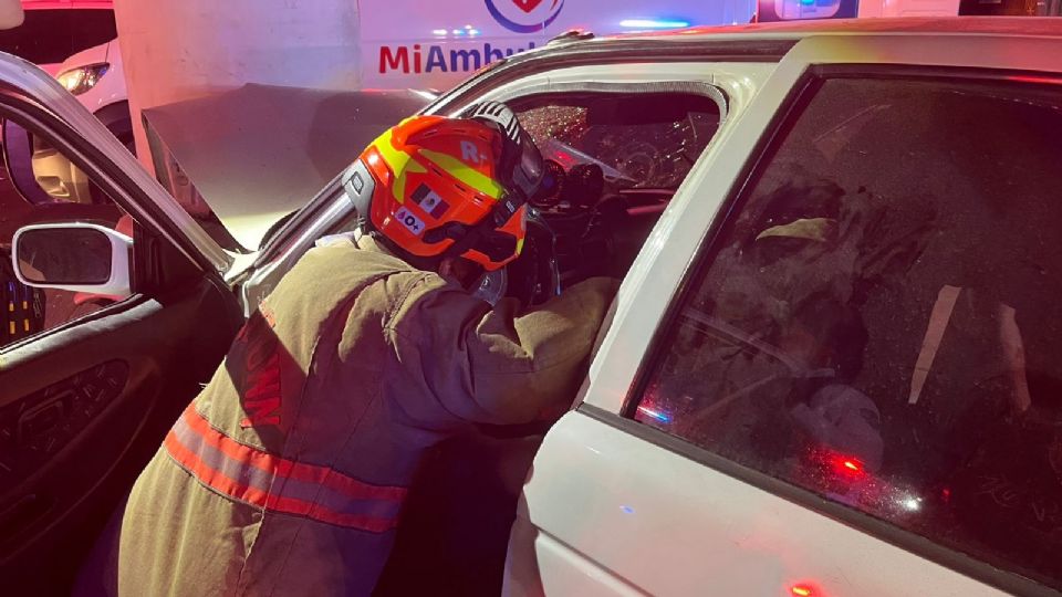 Elementos de Protección Civil utilizaron equipo hidráulico para rescatar al conductor del automóvil tipo Tsuru color blanco.