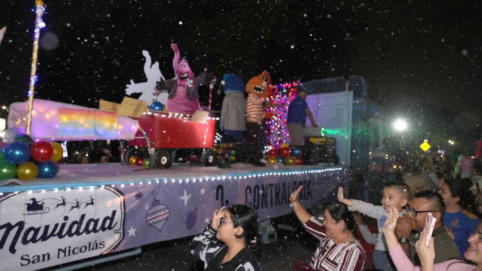 Este lunes se llevó a cabo el primer desfile navideño de San Nicolás de los Garza en sus límites con el municipio de Escobedo.