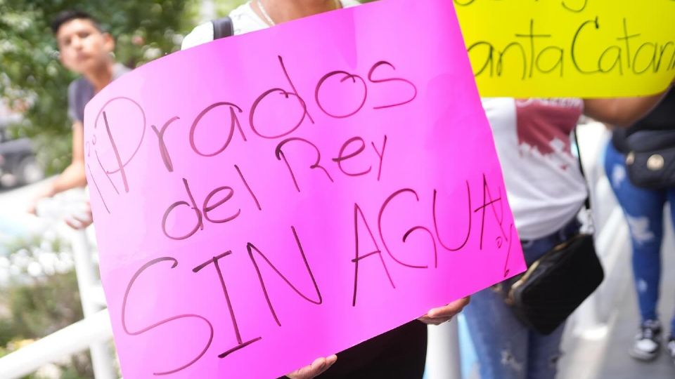 Vecinos de diversas colonias de Santa Catarina han estado denunciando los cortes de agua que siguen padeciendo.