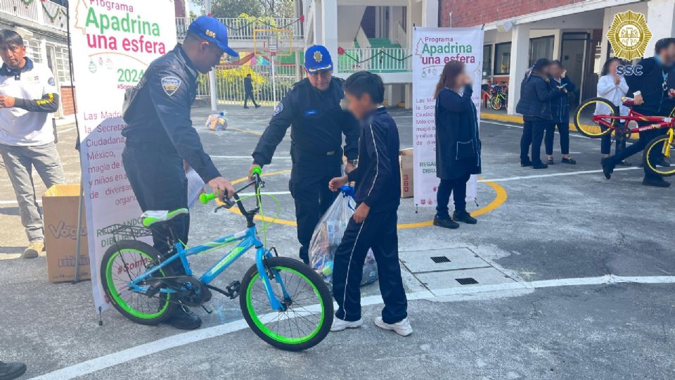 Un total de 136 estudiantes de la fundación “A favor del Niño” recibieron regalos y abrazos de los efectivos de la Policía Auxiliar.