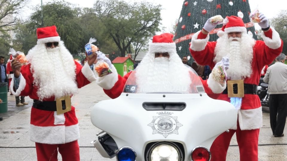 Los 'Santas Motorizados' recorren las calles de Monterrey, llevando dulces y un mensaje de seguridad vial a los niños y ciudadanos durante la temporada navideña.