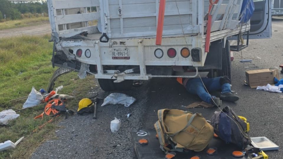 Las víctimas, aparentemente trabajadores de la empresa Coconal, se encontraban realizando labores en la carretera al momento del impacto.