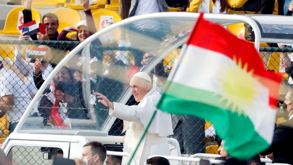 Imagen de archivo de una bandera del Kurdistán entre la multitud durante la llegada del papa Francisco para celebrar una misa en el estadio Franso Hariri de Erbil, Irak. 7 marzo 2021.