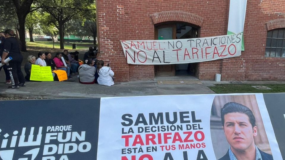 Usuarios se manifiestan contra el posible aumento de tarifas en el transporte público en las oficinas del Instituto de Movilidad, antes de la sesión de la Comisión de Tarifas.