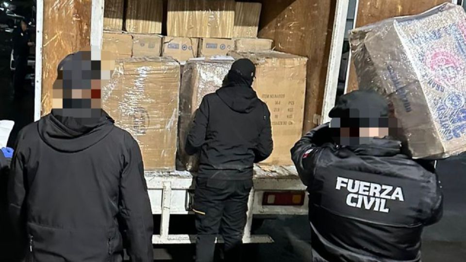 Los elementos de Fuerza Civil localizaron los 715 kilos, 720 gramos de marihuana en las camionetas donde viajaban los detenidos.