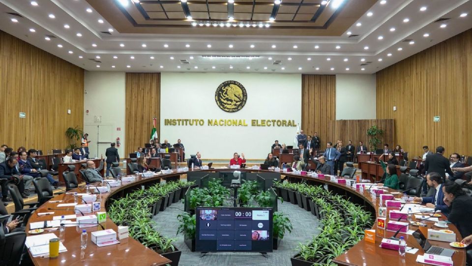 Juez rechaza petición del INE para revocar suspensión contra elección judicial.