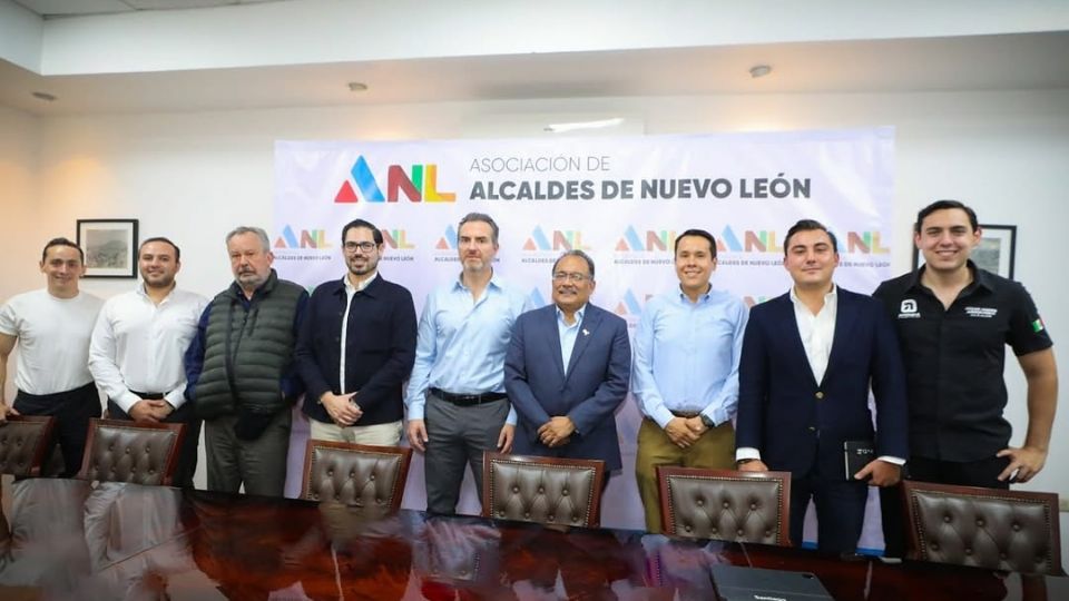 La Asociación de Alcaldes de Nuevo León exige al gobernador Samuel García publicar los decretos aprobados por el Congreso para evitar problemas financieros en los municipios.