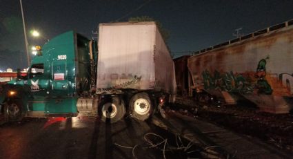 Tren impacta y arrastra a un tráiler en La Fama, en Santa Catarina