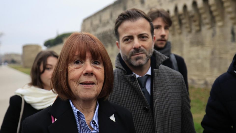 Gisele Pelicot (izq.), acompañada por su abogado Antoine Camus (der.), llega al tribunal penal donde su marido Dominique Pelicot está siendo juzgado en Avignon, sur de Francia.